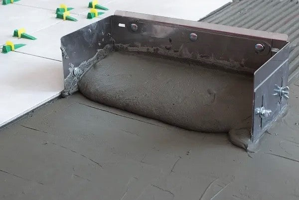 Glättekelle für Fliesenkleber 10-12 mm / Mörtelkamm, Zahnglätter